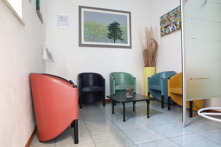La sala d'attesa, con poltroncine colorate