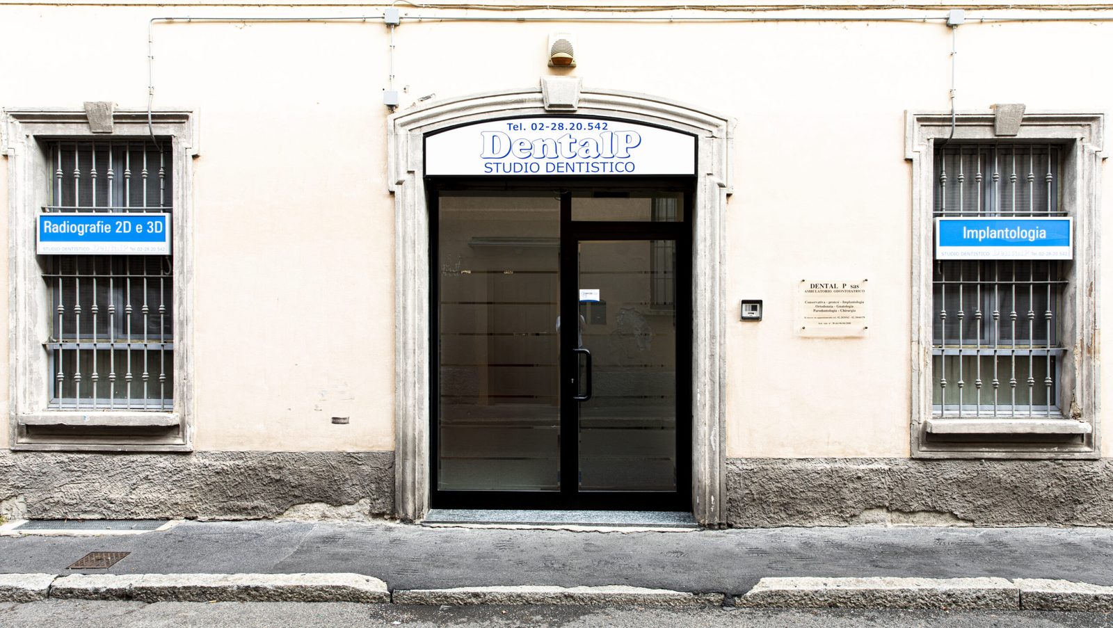 L'ingresso dello Studio Dentistico DentalP in via Privata Turro, a Milano