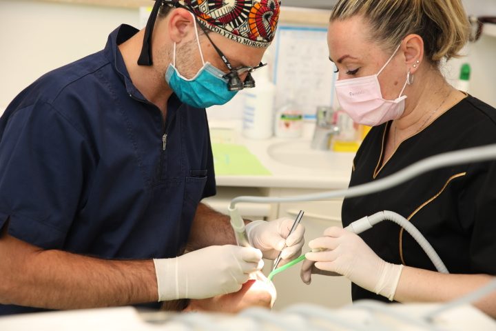 Un odontoiatra e un'assistente durante una seduta in studio