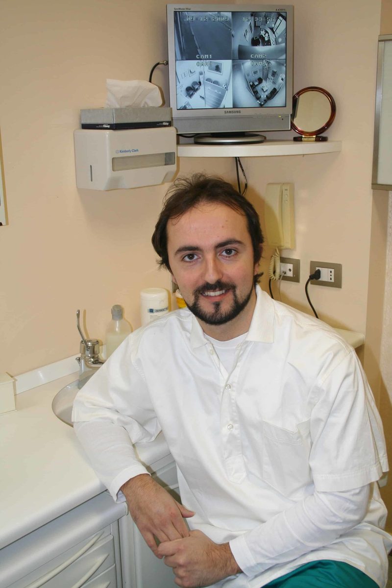 Il Dott. Andrea Pellegrini, odontoiatra